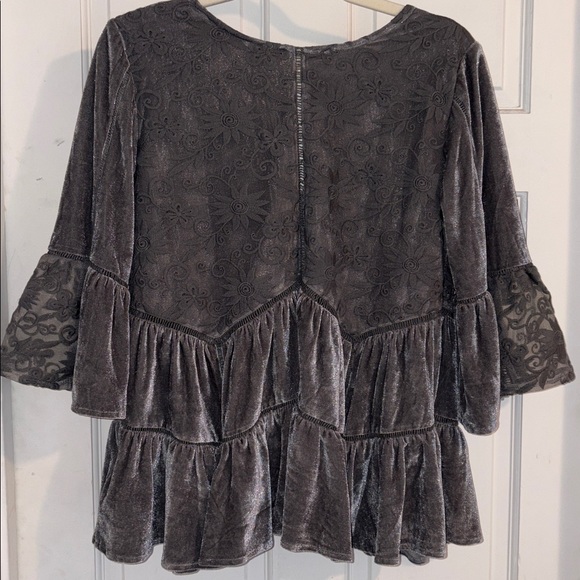 POL gray crushed velvet short sleeve V-neck blouse with lace detail - Picture 5 of 8
